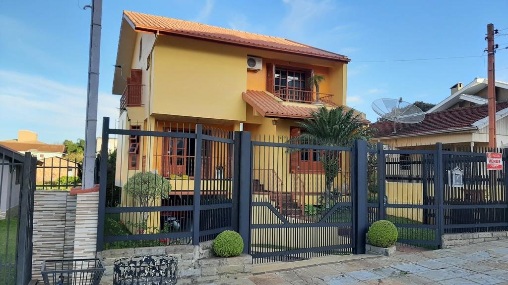 CASA DE TRÊS PAVIMENTO Á VENDA.